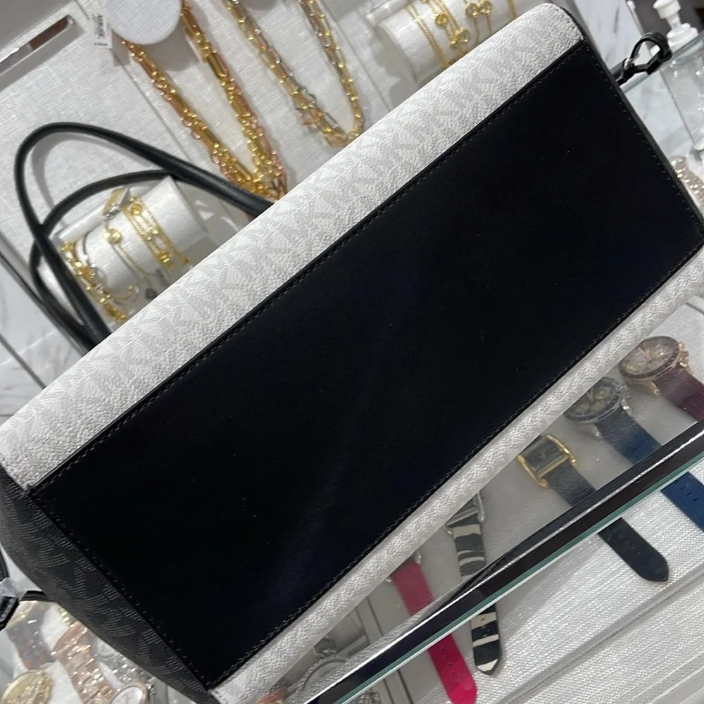 Michael Kors Voyager Large Color-Block Signature Logo Tote Bag
Optic White Mult - Picture 13 of 16
